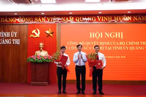 Ủy viên Bộ Chính trị, Trưởng Ban Tổ chức Trung ương Nguyễn Duy Ngọc trao Quyết định và tặng hoa chúc mừng đồng chí Vương Quốc Tuấn và đồng chí Bùi Hoàng Phương - Ảnh: chinhphu.vn