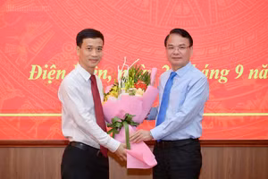 Bộ trưởng, Chủ nhiệm Văn phòng Chính phủ Đặng Xuân Phong tặng hoa chúc mừng đồng chí Nguyễn Văn Thắng giữ chức Phó Bí thư Tỉnh ủy Điện Biện nhiệm kỳ 2025 - 2030 - Ảnh: chinhphu.vn/Lan Anh