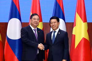Phó Thủ tướng Thường trực Phạm Gia Túc và Phó Thủ tướng Thường trực Lào Saleumxay Kommasith - Ảnh: chinhphu.vn/Phương Nguyên