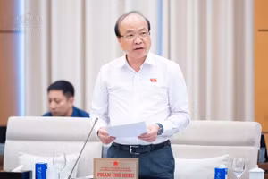 Chủ nhiệm Ủy ban Pháp luật và Tư pháp của Quốc hội Phan Chí Hiếu trình bày tóm tắt Tờ trình về dự kiến Chương trình lập pháp năm 2027.