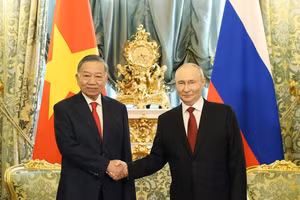 Tổng Bí thư, Chủ tịch nước Tô Lâm và Tổng thống Nga Vladimir Putin chụp ảnh chung trước hội đàm - Ảnh: TTXVN