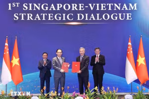 Uỷ viên Bộ Chính trị, Bộ trưởng Bộ Ngoại giao Lê Hoài Trung và Bộ trưởng Ngoại giao Singapore Vivian Balakrishnan trao Tuyên bố chung về Chiến lược Kết nối Công nghệ Việt Nam - Singapore - Ảnh: TTXVN
