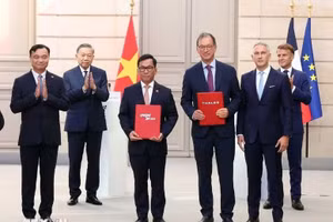 Tổng Bí thư, Chủ tịch nước Tô Lâm và Tổng thống Emmanuel Macron đã chứng kiến Lễ trao các văn kiện hợp tác giữa Việt Nam và Pháp - Ảnh: TTXVN