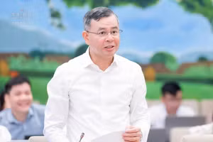 Bộ trưởng Bộ Tài chính Ngô Văn Tuấn báo cáo tại phiên họp