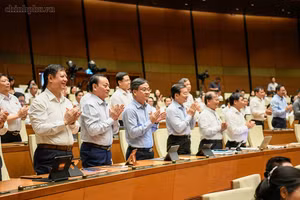 463/470 đại biểu có mặt tham gia biểu quyết tán thành thông qua Nghị quyết về chủ trương đầu tư Dự án đầu tư xây dựng đường Vành đai 5 - Vùng Thủ đô Hà Nội. Ảnh: chinhphu.vn/Nhật Bắc