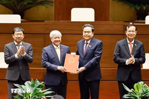Chủ tịch Quốc hội Trần Thanh Mẫn trao Nghị quyết cho đồng chí Đỗ Văn Chiến, Phó Chủ tịch Thường trực Quốc hội, Chủ tịch Tổ chức Nghị sĩ hữu nghị Việt Nam của Quốc hội khóa XVI - Ảnh: TTXVN