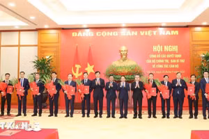 Thường trực Ban Bí thư Trần Cẩm Tú trao Quyết định của Bộ Chính trị, Ban Bí thư cho 12 đồng chí giữ chức Phó Bí thư Thường trực Tỉnh uỷ và các Phó Ban Đảng Trung ương - Ảnh: TTXVN