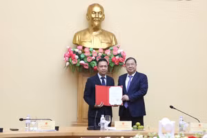 Phó Thủ tướng Thường trực Phạm Gia Túc trao Quyết định bổ nhiệm đồng chí Nguyễn Việt Sơn, Vụ trưởng Vụ Dầu khí và Than giữ chức vụ Thứ trưởng Bộ Công Thương - Ảnh: chinhphu.vn/Nguyễn Hoàng