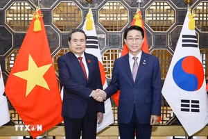 Chủ tịch Quốc hội Trần Thanh Mẫn và Chủ tịch Quốc hội Hàn Quốc Cho Jeong Sik chụp ảnh chung - Ảnh: TTXVN