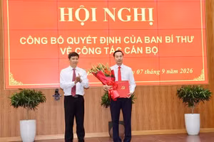 Phó Trưởng ban Tổ chức Trung ương Nguyễn Thành Tâm trao quyết định và hoa chúc mừng đồng chí Nguyễn Thanh Nhàn - Ảnh: chinhphu.vn/Lê Sơn