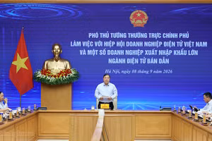 Phó Thủ tướng Thường trực Phạm Gia Túc làm việc với Hiệp hội Doanh nghiệp điện tử Việt Nam và một số doanh nghiệp xuất nhập khẩu lớn trong ngành điện tử, bán dẫn - Ảnh: chinhphu.vn/Phương Nguyên