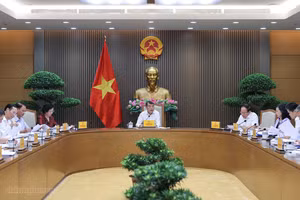 Thủ tướng Lê Minh Hưng chủ trì cuộc làm việc với Bộ Y tế và các bộ, ngành, cơ quan liên quan về dự án Luật sửa đổi, bổ sung một số luật trong lĩnh vực y tế - Ảnh: chinhphu.vn/Nhật Bắc