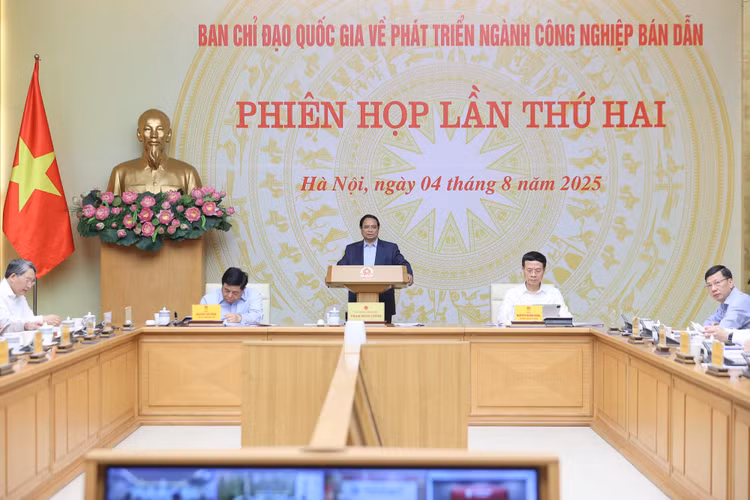 Thủ tướng Chính phủ đề nghị lãnh đạo các bộ, ngành, địa phương, doanh nghiệp, các chuyên gia, nhà quản lý, nhà khoa học tập trung thảo luận sâu, nhằm thúc đẩy phát triển ngành bán dẫn - Ảnh: VGP