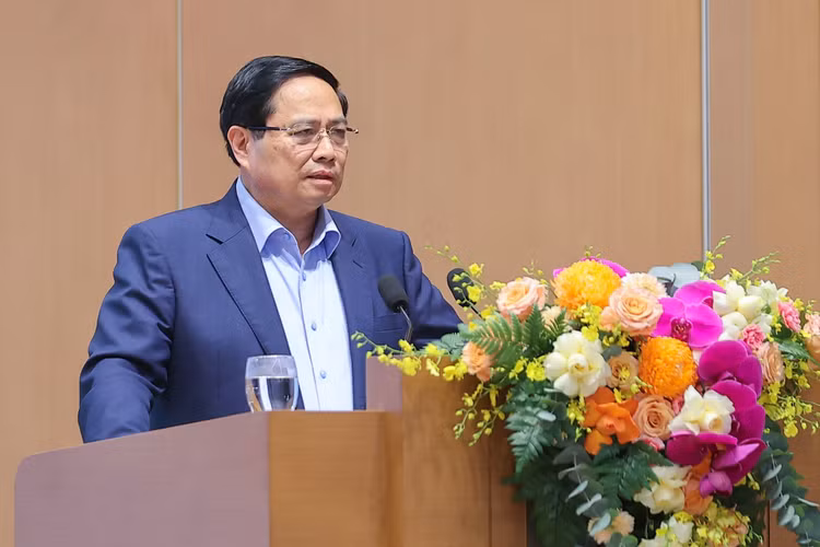 Thủ tướng chỉ rõ 6 nhiệm vụ tổng quát về phát triển khoa học, công nghệ, đổi mới sáng tạo, chuyển đổi số và Đề án 06 mà các cấp, các ngành, các địa phương phải tập trung triển khai, trong đó tất cả các bộ, ngành, địa phương phải hoàn thiện cơ sở dữ liệu chậm nhất trong quý IV/2025 - Ảnh: VGP