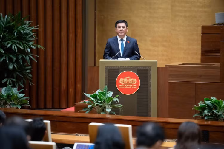 Bộ trưởng Bộ Công Thương Nguyễn Hồng Diên báo cáo về dự án Luật Thương mại điện tử