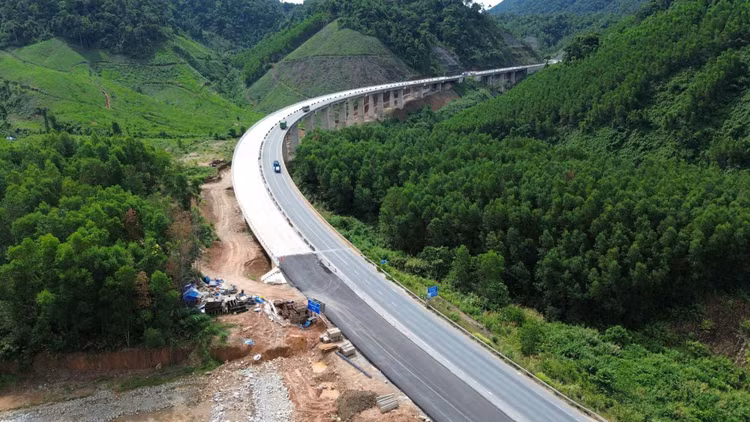 Cao tốc La Sơn - Hòa Liên được mở rộng lên 4 làn xe hoàn chỉnh có dải phân cách cứng ở giữa. Ảnh Thanh Đức