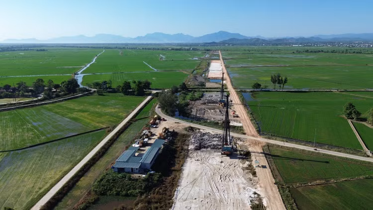 Tiến độ nhỏ giọt tại dự án đường Tố Hữu nối dài đi sân bay Phú Bài tại gói thầu 21, phần việc nhà thầu Đồng Tâm. Ảnh: Trí Đức