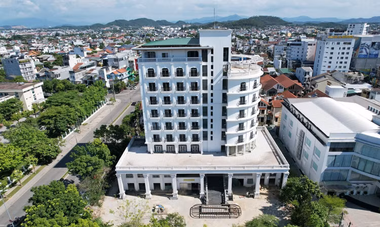 Dự án Nhà khách Tỉnh uỷ (nay là Thành uỷ) Huế tại số 22 đường Tố Hữu hiện đang dừng thi công do năng lực Liên danh nhà thầu yếu và đang được Thanh tra thành phố Huế đề nghị chuyển vai trò chủ đầu tư. Ảnh Nhật Linh