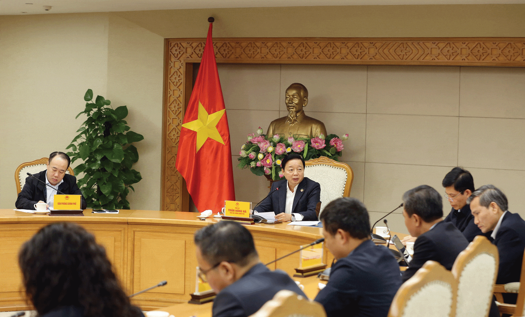 Phó Thủ tướng Trần Hồng Hà chủ trì cuộc họp về công tác chuẩn bị tổ chức Lễ khánh thành, khởi công các dự án, công trình chào mừng Đại hội Đại biểu toàn quốc lần thứ XIV của Đảng. Ảnh: Minh Khôi