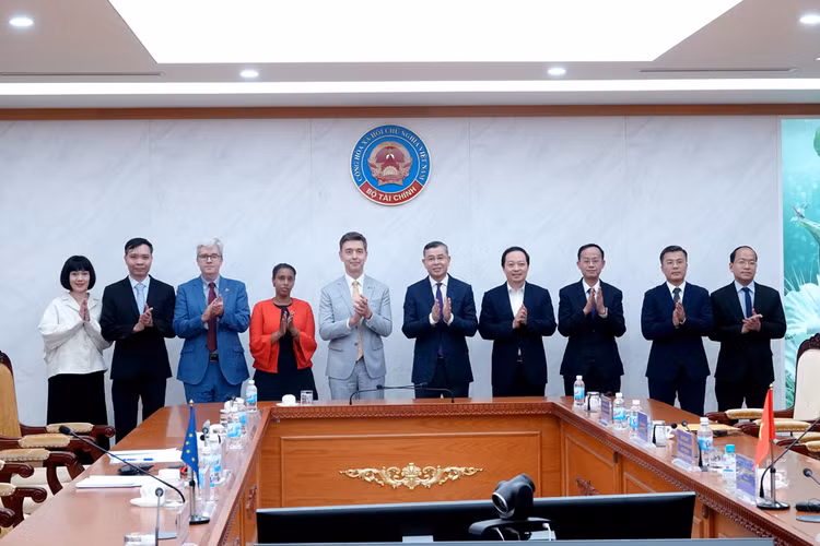 Bộ trưởng Ngô Văn Tuấn và Ngài Julien Guerrier cùng các đại biểu tham dự buổi làm việc