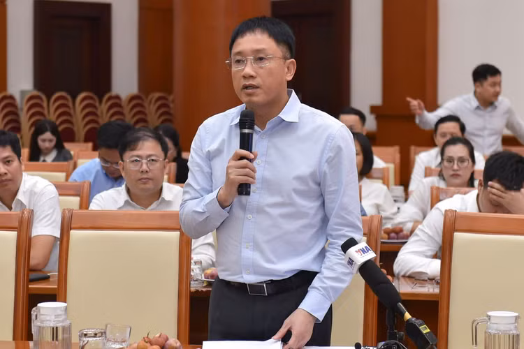 Ông Mai Sơn, Phó Cục trưởng Cục Thuế (Bộ Tài chính) trả lời câu hỏi về thuế khoán tại cuộc họp báo