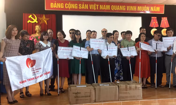 Chương trình cây gậy trắng cho người mù do Bộ KH&ĐT phát động đã đến với nhiều tỉnh thành trong cả nước và hôm nay là ở Thủ đô Hà Nội. Ảnh: Tuấn Dũng