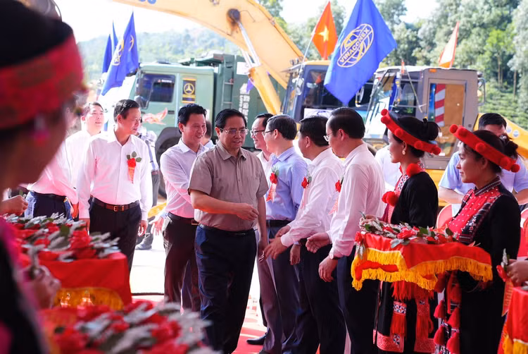 Thủ tướng Chính phủ Phạm Minh Chính cùng các lãnh đạo bộ, ngành Trung ương và 2 tỉnh Hà Giang, Tuyên Quang tại Lễ khởi công Dự án