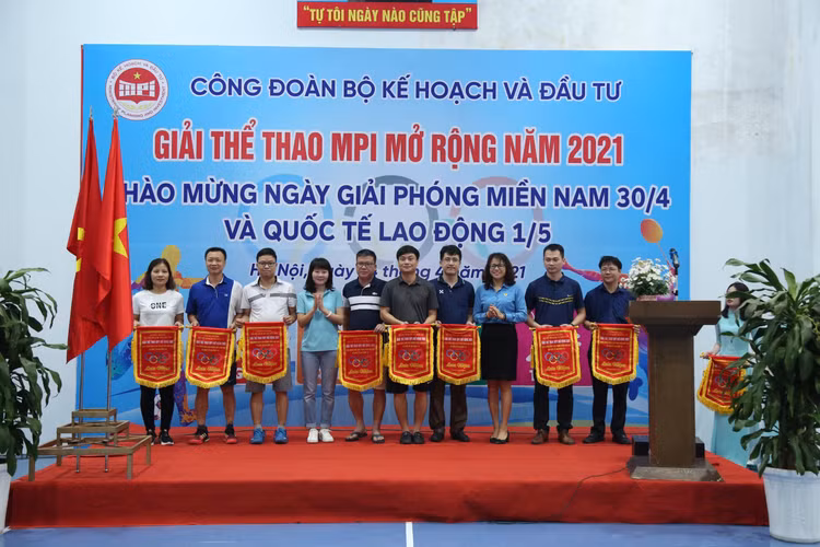 Ban Tổ chức trao cờ lưu niệm cho đại diện các đoàn tham gia thi đấu Giải thể thao MPI mở rộng năm 2021 - ảnh Lê Tiên