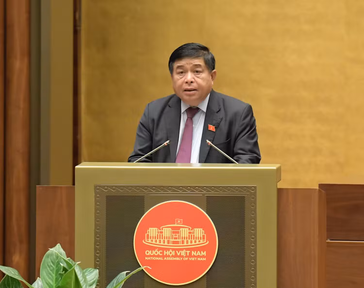 Bộ trưởng Bộ Kế hoạch và Đầu tư Nguyễn Chí Dũng thừa ủy quyền của Thủ tướng Chính phủ trình bày trước Quốc hội tờ trình dự thảo 2 Nghị quyết về thí điểm bổ sung một số cơ chế, chính sách đặc thù phát triển tỉnh Nghệ An và thành phố Đà Nẵng