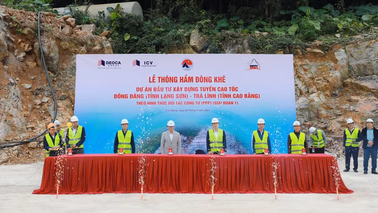 Hầm Đông Khê là ống hầm đầu tiên được đào thông trên toàn tuyến cao tốc Đồng Đăng – Trà Lĩnh, vượt 3 tháng so với tiến độ đề ra 