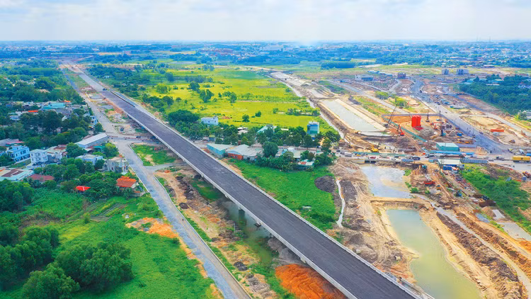 Đối với các dự án quy mô lớn, trải dài trên nhiều địa phương, năng lực tổ chức chuỗi cung ứng trở thành tiêu chí quan trọng phản ánh khả năng thực thi, sức cạnh tranh của nhà thầu. Ảnh: Lê Gia Khoa