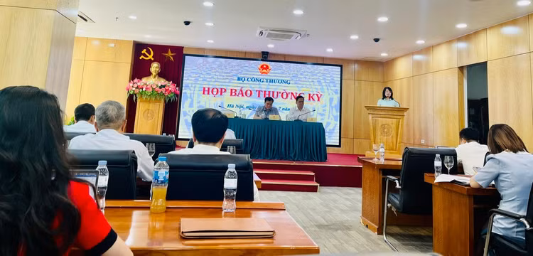 Bà Mai Thu Hiền - Phó Vụ trưởng Vụ Kế hoạch, Tài chính và Quản lý doanh nghiệp thuộc Bộ Công Thương phát biểu tại họp báo