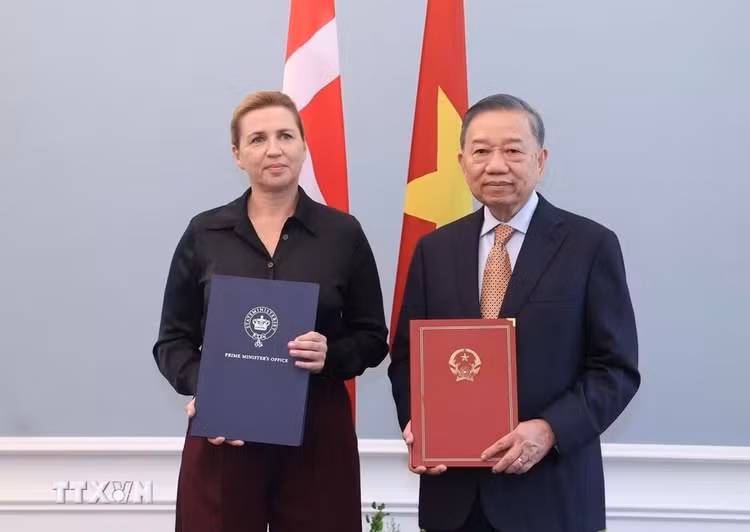 Tổng Bí thư, Chủ tịch nước Tô Lâm và Thủ tướng Đan Mạch Mette Frederiksen trao Tuyên bố chung về việc thiết lập quan hệ Đối tác chiến lược toàn diện Việt Nam - Đan Mạch - Ảnh: TTXVN
