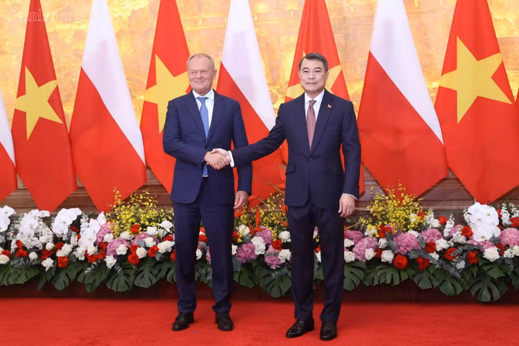 Thủ tướng Lê Minh Hưng và Thủ tướng Cộng hòa Ba Lan Donald Tusk - Ảnh: chinhphu.vn/Nhật Bắc