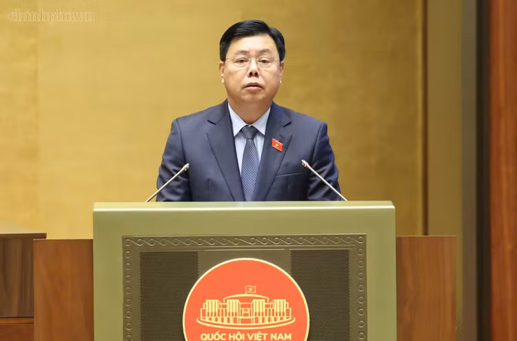 Bộ trưởng Bộ Nội vụ Nguyễn Tiến Hải trình bày về Dự án Luật sửa đổi, bổ sung một số điều của Luật Bảo hiểm xã hội - Ảnh: chinhphu.vn/Nhật Bắc