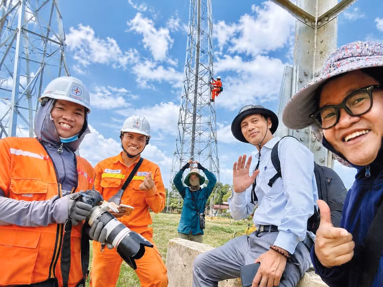 Những chuyến đi thực tế giúp người làm báo được chứng kiến, chia sẻ áp lực và niềm vui trên công trường, thấu hiểu thách thức, khó khăn của chủ đầu tư, nhà thầu, người lao động… Ảnh: Gia Khoa