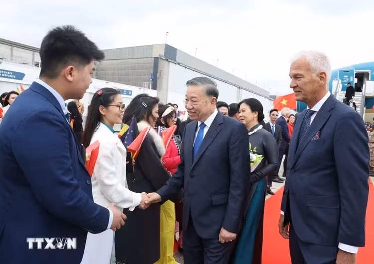 Cán bộ, nhân viên Đại sứ quán và cộng đồng người Việt Nam đón Tổng Bí thư, Chủ tịch nước Tô Lâm và Phu nhân Ngô Phương Ly tại Sân bay quân sự Melsbroek, Brussels - Ảnh: TTXVN