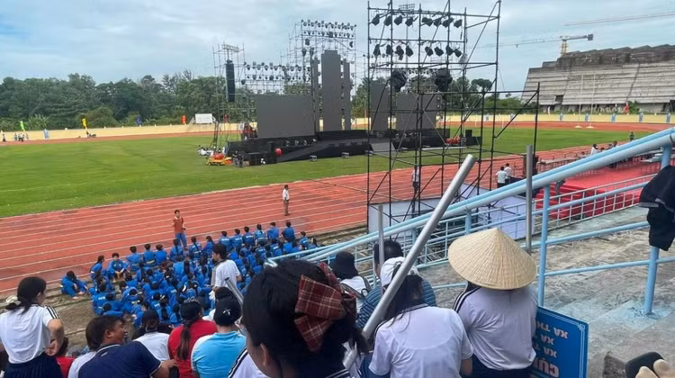 Sân vận động tỉnh An Giang xuất hiện hàng loạt hình ảnh, video cho thấy: Sân khấu đã được lắp dựng; hệ thống truss quy mô lớn đã được dựng; LED đã được lắp; hệ thống đèn sân khấu đã treo hoàn chỉnh... (Ảnh nhà thầu cung cấp)