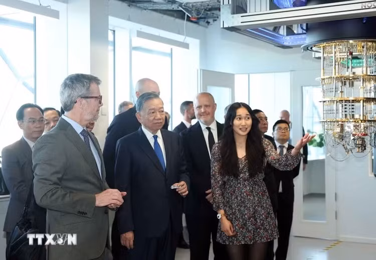 Tổng Bí thư, Chủ tịch nước Tô Lâm cùng Nhà Vua Đan Mạch Frederik X thăm Viện nghiên cứu Niels Bohr, thuộc Đại học Copenhagen - Ảnh: TTXVN