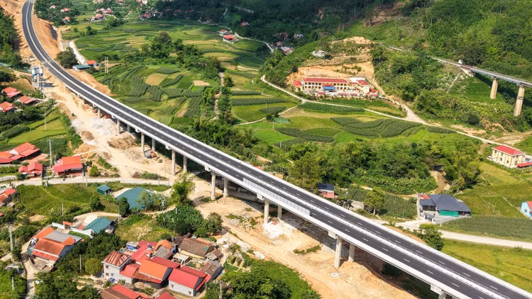 Cao tốc Hữu Nghị - Chi Lăng hoàn thiện 27 km đầu tuyến