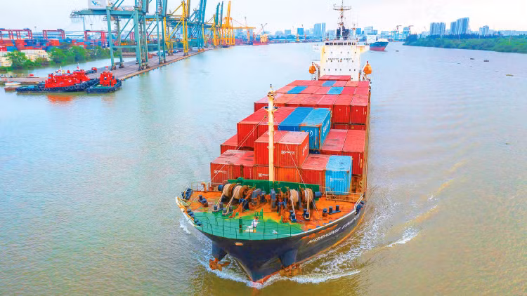 Con số nhập siêu hơn 15 tỷ USD được giới phân tích nhìn nhận như “dấu chân nhập khẩu” của một chu kỳ đầu tư đi lên. Ảnh: Minh Trí