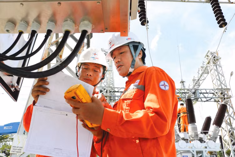 Các đơn vị điện lực đang triển khai các gói mua sắm thiết bị để chuẩn bị áp dụng khung giờ điện mới, tạo nền tảng triển khai biểu giá điện theo quy định mới. Ảnh: ĐL2