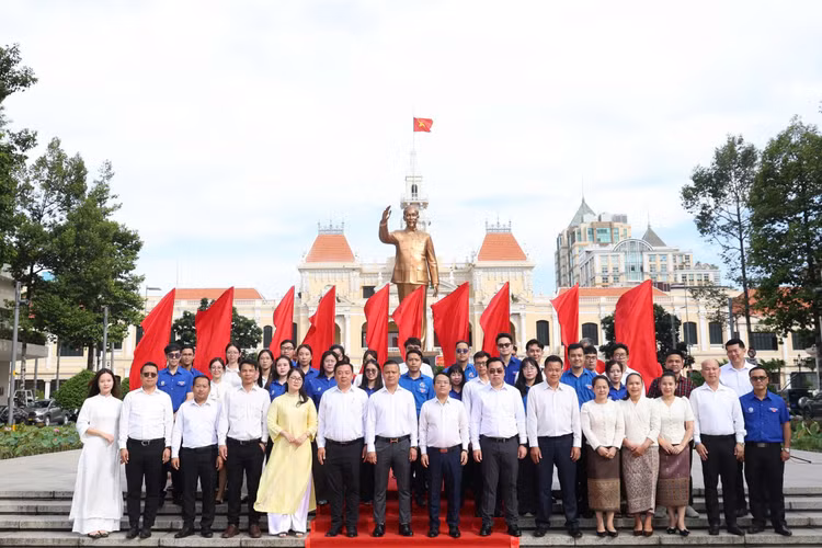 Đoàn Thanh niên Bộ Tài chính Việt Nam và Lào thực hiện chuyến hành trình về nguồn nhân dịp kỷ niệm 81 năm Ngày truyền thống ngành Tài chính Việt Nam.