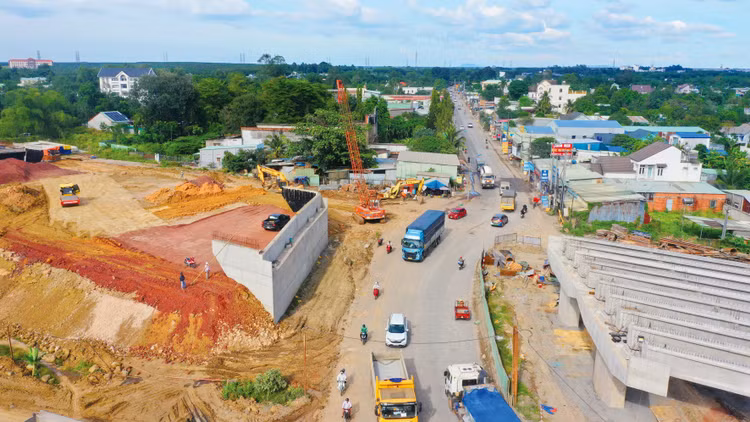 Cần tăng cường công khai, minh bạch và phát huy vai trò giám sát của người dân, của xã hội đối với các dự án đầu tư. Ảnh: Tiến Giang