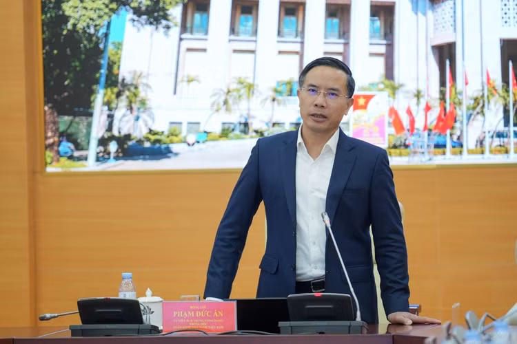 Thống đốc Ngân hàng Nhà nước Phạm Đức Ấn làm việc với lãnh đạo 46 ngân hàng thương mại sáng 19/10. Ảnh: Thời báo Ngân hàng