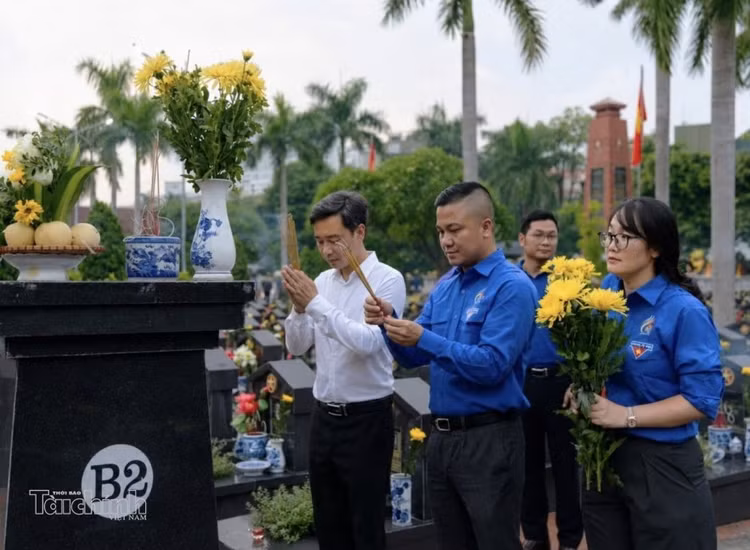 Đồng chí Vũ Ngọc Quang - Phó Trưởng ban Tuyên giáo và Dân vận Đảng ủy Bộ Tài chính; đồng chí Lê Đôn - Ủy viên Ban Chấp hành Đảng bộ, Bí thư Đoàn Thanh niên Bộ Tài chính và đồng chí Nguyễn Thị Mai - Phó Bí thư Đoàn Thanh niên Bộ Tài chính dâng hương tưởng niệm các Anh hùng Liệt sĩ. Ảnh: Phương Linh