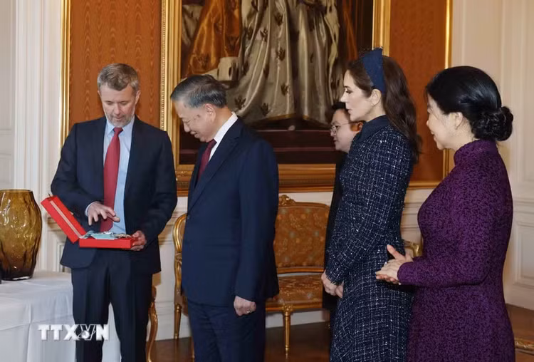 Nhà Vua Frederik X trao tặng Tổng Bí thư, Chủ tịch nước Tô Lâm Huân chương Voi (Order of the Elephant) - huân chương cao quý nhất của Vương quốc Đan Mạch - Ảnh: TTXVN