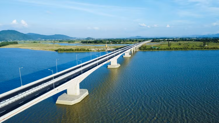 Cầu Hưng Đức thuộc đoạn Diễn Châu - Bãi Vọt là cây cầu dài nhất trên cao tốc Bắc - Nam phía Đông. Ảnh: Sỹ Hòa