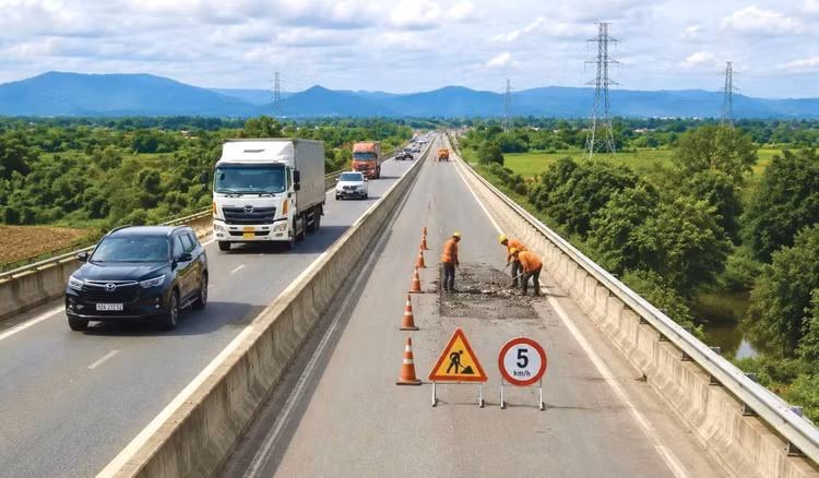 Gói thầu SC2-ĐNQN-2026 sửa chữa hư hỏng nền, mặt đường, cầu, cống trên tuyến cao tốc Đà Nẵng - Quảng Ngãi có giá hơn 160,5 tỷ đồng. Ảnh minh họa: Võ Nguyên Đạt