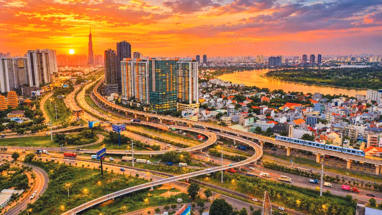 Không gian tăng trưởng lớn từ đầu tư công, hạ tầng, đô thị và công nghiệp không chỉ là cơ hội về thị trường, mà còn là cơ hội nâng cấp năng lực sản xuất của doanh nghiệp. Ảnh: Song Lê